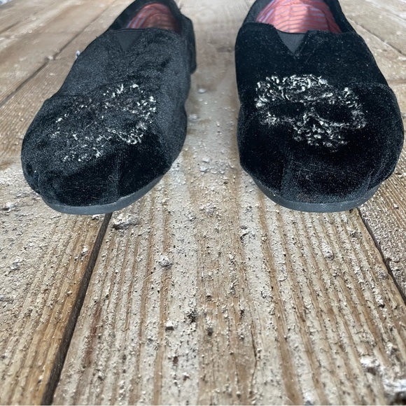 TOMS Black Velvet Skull Slip-On Flats 8.5 Limited Edition Goth Chic - Picture 7 of 11